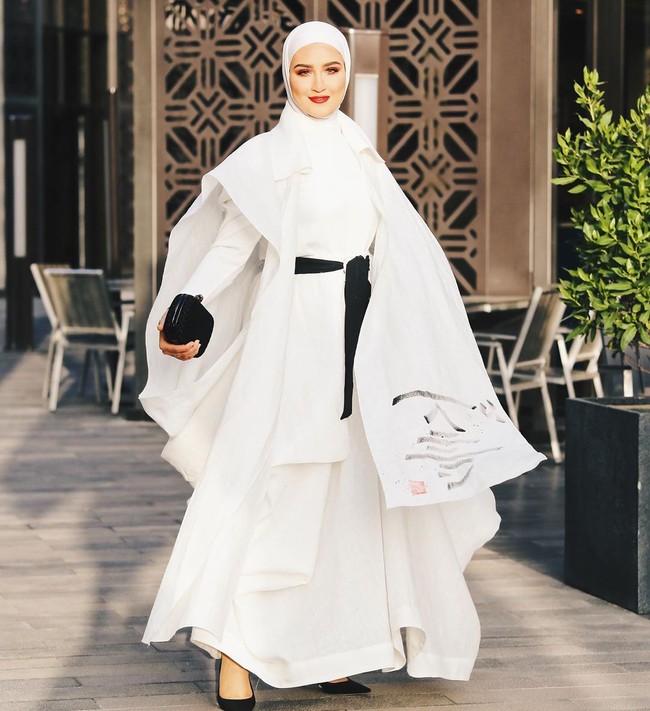 Inilah Dalal Aldoub, influencer kelahiran Kuwait yang mulai rutin menulis blog pada 2012. Selebgram yang lebih dikenal dengan nama Dalalid ini kemudian juga eksis di Instagram dan YouTube dan memiliki banyak penggemar dari berbagai belahan dunia. Foto: Instagram @dalalid