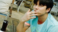 Sepertinya udang yang dilahap Gong Yoo segar dan enak ya? Buktinya pencinta kucing ini terlihat begitu menikmati momen makannya. Foto: Instagram yooshimy