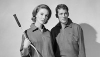 Potret dua orang pebulutangkis muda yang berpose memegang raket bulutangkis yang tak lagi berbahan kayu. Foto ini diambil pada tanggal 12 Agustus 1963. Douglas Miller/ Keystone/Getty Images.