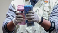 Selain menunjukkan barang bukti, KPK juga telah menetapkan Gubernur Kepri Nurdin Basirun sebagai tersangka berkaitan dengan suap dan gratifikasi. 