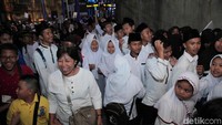 Keceriaan terlihat jelas di wajah anak-anak yatim yang diajak menikmati aneka wahana Trans Studio Theme Park Cibubur.