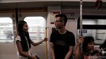 Potret Senangnya Warga Jajal LRT Jakarta