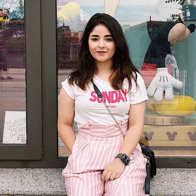 Sepanjang kariernya sebagai akrtis Bollywood, wanita kelahiran tahun 2000 ini pernah menyabet gelar penghargaan sebagai Aktris Pendukung Terbaik untuk Film Nasional. Foto: Instagram @zairawasim_23