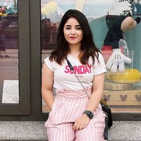 Sepanjang kariernya sebagai akrtis Bollywood, wanita kelahiran tahun 2000 ini pernah menyabet gelar penghargaan sebagai Aktris Pendukung Terbaik untuk Film Nasional. Foto: Instagram @zairawasim_23