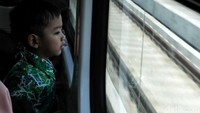 Mulai dari orang tua hingga anak-anak menjajal moda Lintas Rel Terpadu (LRT) Jakarta.