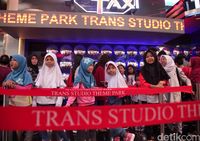 Serunya 1.029 Anak Yatim Jadi Tamu Perdana Trans Studio Cibubur