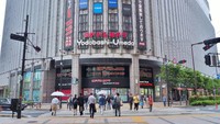 Inilah tampak depan Yodobashi Camera di Osaka, Jepang. Kalian bisa berbelanja macam-macam di sini, dari kamera hingga mainan. (iStock)