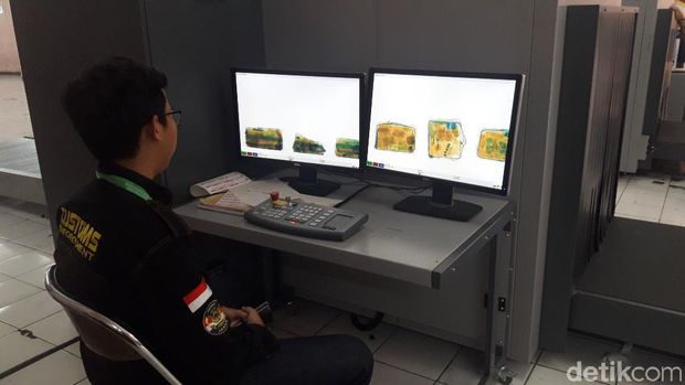 Petugas mengecek barang bawaan calon jemaah haji menggunakan x-ray