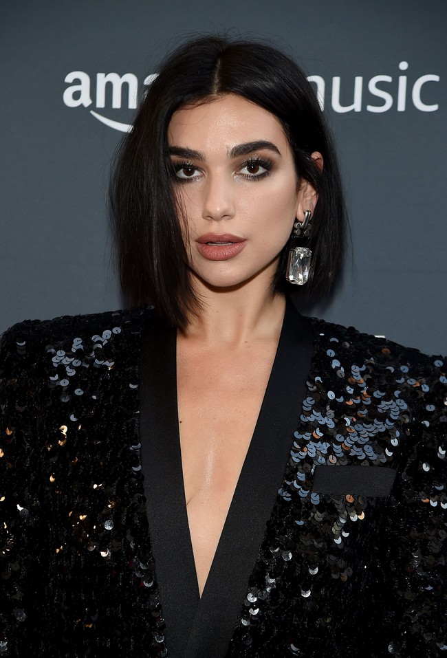 Ia lalu menyempurnakan gayanya dengan riasan smokey eyes pada mata yang semakin mempertegas gaya edgy-nya. (Foto: Jamie McCarthy/Getty Images)