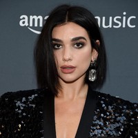 Ia lalu menyempurnakan gayanya dengan riasan smokey eyes pada mata yang semakin mempertegas gaya edgy-nya. (Foto: Jamie McCarthy/Getty Images)