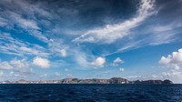 Tempat ini bernama Fernando de Noronha yang terletak di Brasil. Pantai ini banyak digunakan untuk snorkeling. Selain itu, di tempat ini juga terdapat tempat penangkaran dan pengembangbiakkan penyu. Istimewa/Brian Carlin/Team Vestas Wind/Volvo Ocean Race via Getty Images.