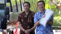 Dua orang terdakwa Hary Suwanda (batik baru) dan Raymond Rawung, tiba di gedung KPK, Jakarta, Kamis (11/7/2019).