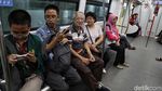 Potret Senangnya Warga Jajal LRT Jakarta