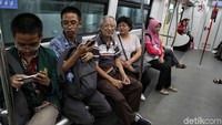 Warga tampak senang menjajal Lintas Rel Terpadu (LRT) Jakarta.
