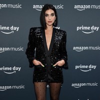 Inilah penampilan Dua Lipa ketika eksis di acara Amazon Prime Day Concert yang digelar di New York City, Rabu (10/7/2019). Ini karpet merah perdananya setelah dikabarkan berpacaran dengan adik Gigi dan Bella Hadid, Anwar. (Foto: Jamie McCarthy/Getty Images)