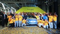 Para pekerja dan manajemen Volkswagen berfoto dengan VW Beetle yang terakhir diproduksi. Hector Vivas/Getty Images.