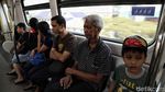 Potret Senangnya Warga Jajal LRT Jakarta
