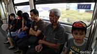 Dengan total penumpang yang dibawa selama sebulan sebanyak 211.000 orang, maka secara rata-rata jumlah penumpang harian LRT Jakarta sekitar 7.000-an orang.