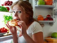 Sering Main Ponsel di Malam Hari? Bisa Sebabkan Ngidam Makanan Manis