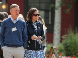 Juragan Teknologi Gelar Pertemuan Rahasia, Busana Seadanya