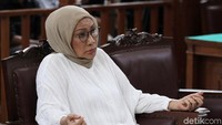 Hakim menyatakan Ratna Sarumpaet terbukti bersalah menyebarkan kabar bohong (hoax) penganiayaan.
