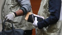 Barang bukti uang suap itu dimasukkan ke dalam tas hitam.