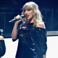 T-shirt oversized dan celana pendek bisa terlihat santai tapi tetap stylish. Taylor mengenakannya saat tampil di sebuah acara ddi New York City, AS. Foto: Theo Wargo/Getty Images