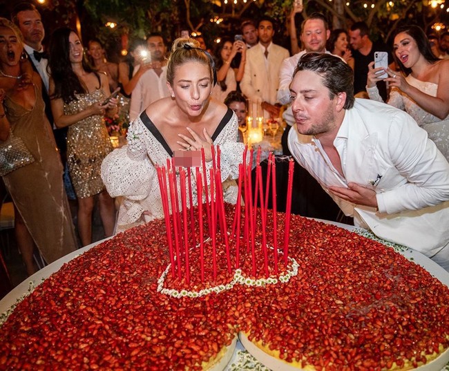 Setelah keluar dari Tinder, Whitney dihubungi oleh founder Badoo, Andrey Andreev, yang kini menjadi suaminya. Keduanya kemudian bekerja sama untuk meluncurkan aplikasi kencan baru, Bumble. Bumble dikatakan mengutamakan wanita yang punya kontrol lebih di sana dibanding pada aplikasi lainnya. Foto: Instagram @whitney