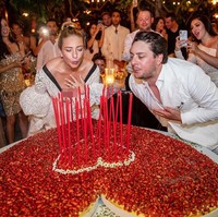 Setelah keluar dari Tinder, Whitney dihubungi oleh founder Badoo, Andrey Andreev, yang kini menjadi suaminya. Keduanya kemudian bekerja sama untuk meluncurkan aplikasi kencan baru, Bumble. Bumble dikatakan mengutamakan wanita yang punya kontrol lebih di sana dibanding pada aplikasi lainnya. Foto: Instagram @whitney