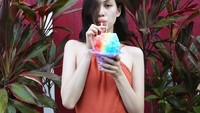 Di tengah cuaca terik, Kiko pilih es serut warna-warni untuk melepas dahaganya. Ditambah dengan pose kerennya, foto ini jadi Instagrammable! Foto: Instagram @i_am_kiko