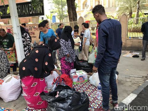 Pencari Suaka di Trotoar Kebon Sirih Diangkut Pakai Bus ke Kalideres