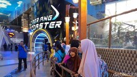 Para anak yatim mengantre wahana Wave Racer, komidi putar bertema jet ski yang seru menghempas ombak (Melissa Bonauli/detikcom)