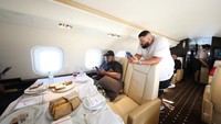 Kemana-mana pergi menggunakan pesawat pribadi, intip menu sarapan DJ Khaled di dalam pesawat miliknya yang berisi aneka roti dan sandwich. Foto: Instagram @djkhaled