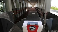 Menurut Corporate Communication PT LRT Jakarta, Melisa Suciati pengoperasian skybridge masih ditunda karena menunggu kesiapan pembangunan halte Pemuda Rawamangun.