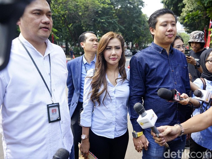 Rey Utami dan Pablo Benoa saat tiba di Polda.