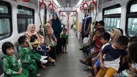 Sejumlah warga menjajal menaiki LRT Jakarta dari Stasiun Velodrome-Stasiun Boulevard Utara, Kamis (11/7/2019).