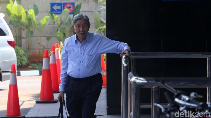 Mantan Menko Bidang Ekonomi Keuangan dan Industri (Ekuin), Kwik Kian Gie diperiksa penyidik KPK. Dia dimintai keterangan terkait kasus BLBI.