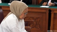 Ratna Sarumpaet sebelumnya dituntut 6 tahun penjara oleh jaksa. Jaksa menyebut Ratna Sarumpaet membuat keonaran dengan menyebarkan kabar hoax penganiayaan. Ratna disebut sengaja membuat kegaduhan lewat cerita dan foto-foto wajah yang lebam dan bengkak yang disebut penganiayaan.