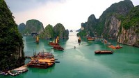 Kawasan bernama Ha Long Bay ini terletak di provinsi Quang Ninh di Vietnam. Teluk ini memiliki ukuran dan bentuk yang mirip dengan Raja Ampat. Istimewa/Dok. media.crossingtravel.com.