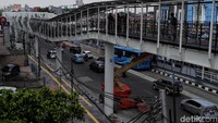 Skybridge itu menghubungkan lantai dua Stasiun Velodrome dengan sisi timur Halte Pemuda.