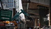 Terpantau pula, alat-alat berat seperti crane, ekskavator, dan mobil trailer di lokasi proyek.