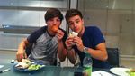 Yuk Intip Pose Seksi Liam Payne Saat Makan Enak