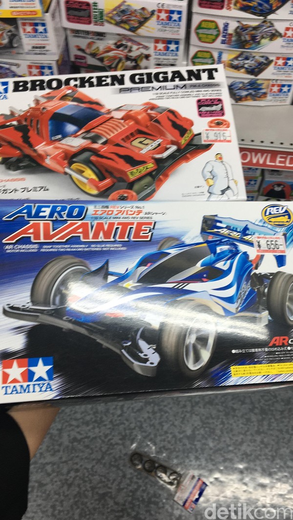Ada juga mainan tamiya. Meski ada kata camera di belakang namanya, nyatanya tempat ini tak hanya menjual pernak-pernik kamera, ada produk elektronik, fashion, hingga kuliner. (Dana/detikcom) Ada juga mainan tamiya. Meski ada kata camera di belakang namanya, nyatanya tempat ini tak hanya menjual pernak-pernik kamera, ada produk elektronik, fashion, hingga kuliner. (Dana/detikcom)