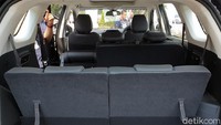 Hal menarik dari Wuling 7-seater ini adalah kedua jok di bagian belakang mobil dapat dilipat rata dengan lantai, sehingga penumpang bisa mendapat ruang bagasi lebih luas.