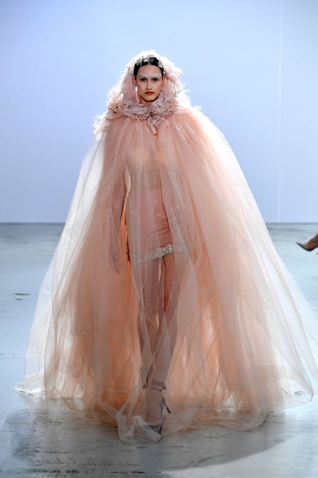 Desainer Yunani Celia Kritharioti merilis koleksi cape transparan berukuran besar yang bisa menutupi tubuh pemakaianya dari ujung kepala sampai kaki. Foto: Kristy Sparow/Getty Images