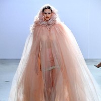 Desainer Yunani Celia Kritharioti merilis koleksi cape transparan berukuran besar yang bisa menutupi tubuh pemakaianya dari ujung kepala sampai kaki. Foto: Kristy Sparow/Getty Images
