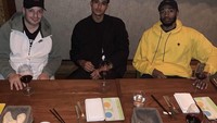 Kuzma juga punya gaya yang modis lho. Intip saja gaya kerennya saat makan malam dengan hidangan khas Asia, ditemani segelas wine dan teman-temannya. Foto: Instagram @kuz