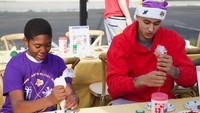Untuk merayakan natal, Kuzma punya cara yang unik. Salah satunya dengan menghias kue natal, bersama beberapa anak-anak. Foto: Instagram @kuz