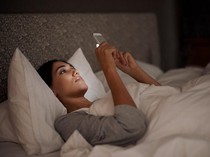 Waduh, Main HP Tengah Malam Ternyata Bisa Berisiko Diabetes!