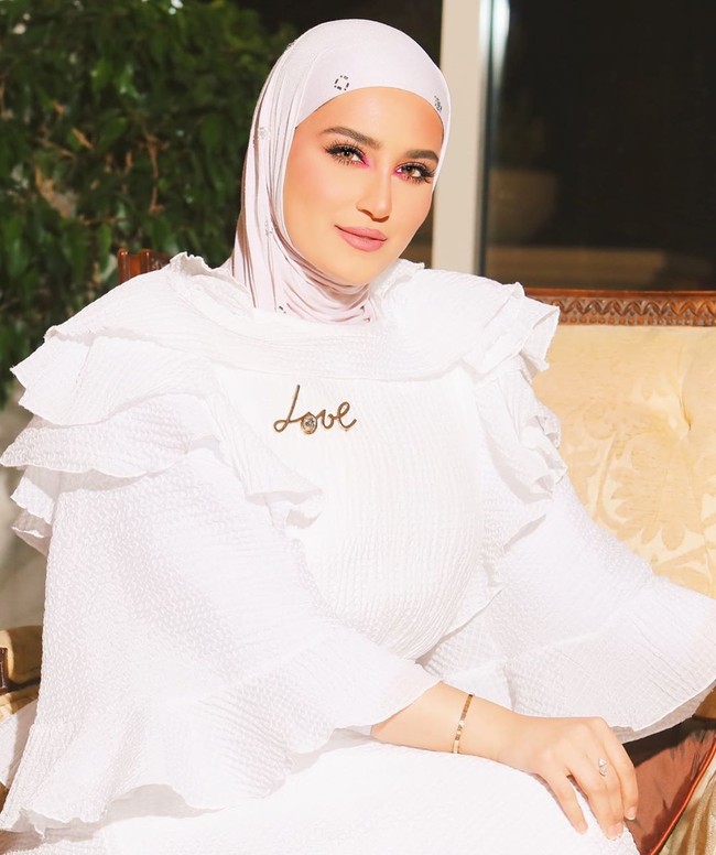 Dalal Aldoub diikuti lebih dari 2,5 juta pengguna Instagram. Melalui postingan di Instagram, blog dan YouTube, Dalal kerap berbagi tips makeup hingga fashion.Foto: Instagram @dalalid